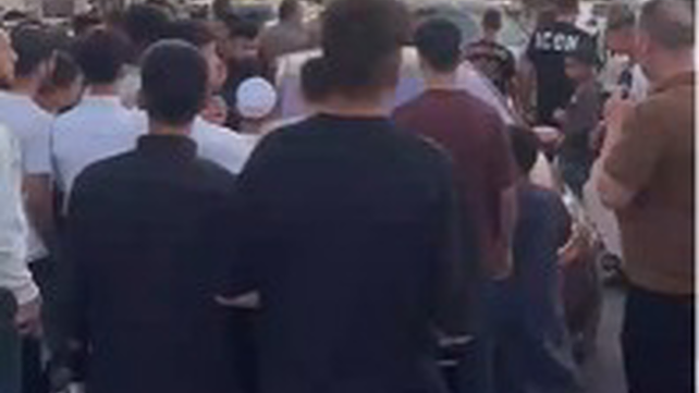 פלסטינים מתאספים סביב הרכב שנורה בחברון