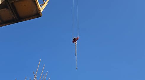 דרמה בין שמיים לארץ: בן 15 נתקע על עגורן בגובה 36 קומות בירושלים - וחולץ