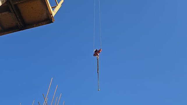 נער על עגורן בירושלים