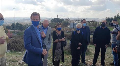 "תחזרו הביתה אנטישמים": נציגי האיחוד האירופי הגיעו לגבעת המטוס בירושלים - וגורשו מהמקום