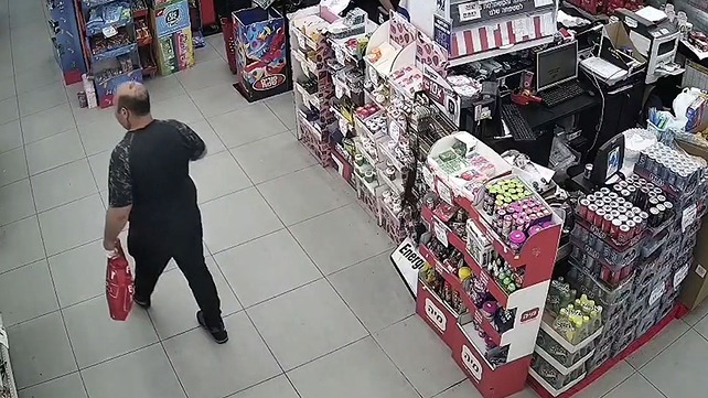 תיעוד של יאן שמלא החשוד בהחדרת חומרי הרדמה למחיות לתינוקות