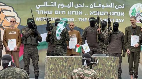 "פשע של המחבלים": התגובות בעולם לשחרור אלי, אור ואוהד