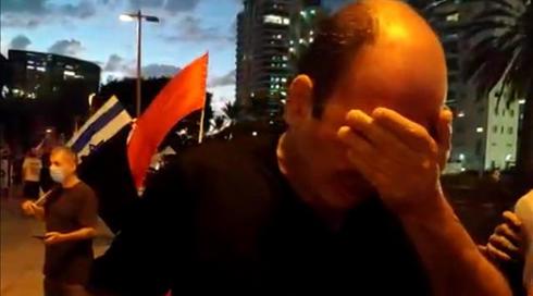 חשוד בריסוס גז מדמיע על מפגין בחולון נעצר