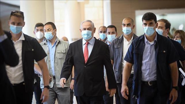 נתניהו עושה דרכו לישיבת סיעת הליכוד, 25 במאי 2020
