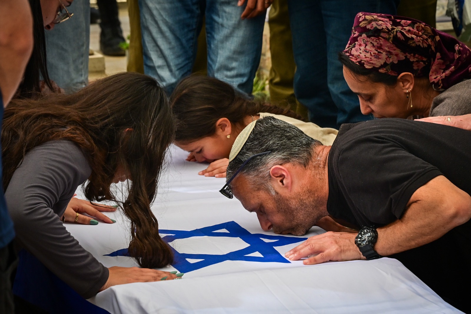 בני משפחתו של חלל צה"ל סמ"ר טובאל ליפשיץ בהלווייתו