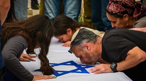 "לא דמיינתי שתחזור בארון": הובא למנוחות סמ"ר טובאל ליפשיץ שנפל בלבנון