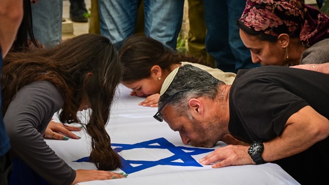 בני משפחתו של חלל צה"ל סמ"ר טובאל ליפשיץ בהלווייתו