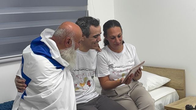 עמרי מירן לצד אשתו לישי ואביו דני