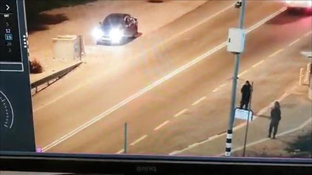 תיעוד: מחבל משליך בקבוק תבערה על חייל - שלא מגיב בירי