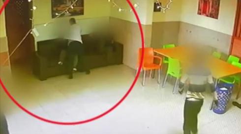 מכה ושופכת מים רותחים: מטפלת התעללה בחוסה בעל מוגבלות