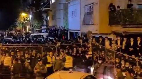 שוב: אלפים בהלווית רב בבני ברק | תיעוד