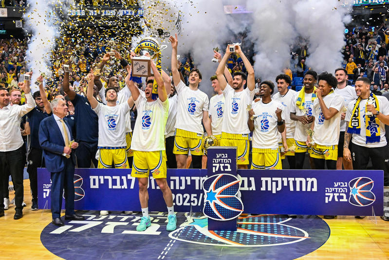 מכבי ת"א מניפה את גביע המדינה בכדורסל, 19.2.26