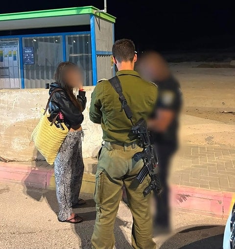 החיילת בחבירה עם כוחות הביטחון