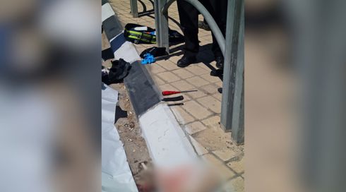 אדם נפצע קל בפיגוע דקירה במחסום המנהרות בין ירושלים לגוש עציון
