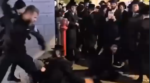 תיעוד קשה מבית שמש: שוטרים מכים מפגינים חרדים