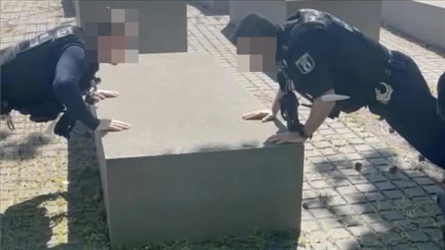 שוטרים גרמנים מתעמלים באנדרטת השואה בברלין, 01.11.21