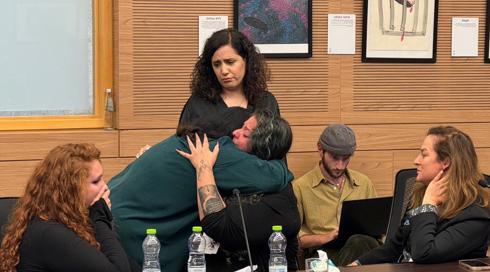 עדות מטלטלת על אונס בכנסת: "אבא היה מביא אותי לחדר של חבר כנסת שהיה עושה בי כרצונו" | קשה לקריאה