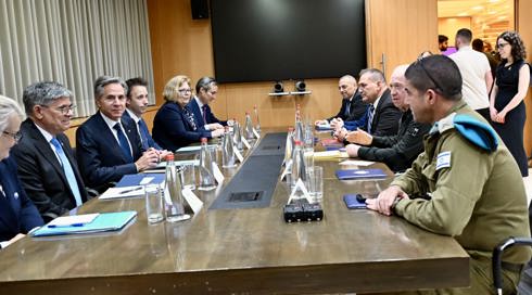 במהלך ביקורו בארץ: בלינקן ביקש למתן את התקיפות בביירות