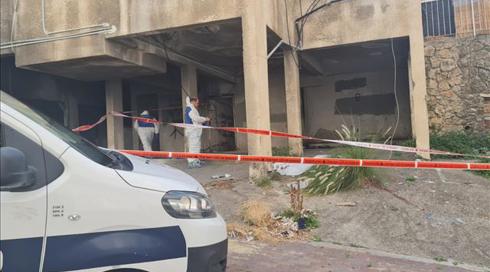 אישה נפלה אל מותה מבניין מגורים בחיפה: החשוד העיקרי - בעל הדירה