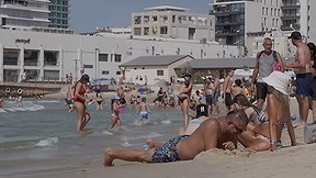 בשיא גל החום - הישראלים נמלטו לחופי הים ולקניונים