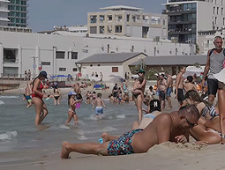 בשיא גל החום - הישראלים נמלטו לחופי הים ולקניונים