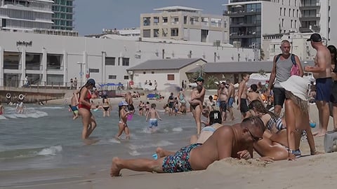 בשיא גל החום - הישראלים נמלטו לחופי הים ולקניונים