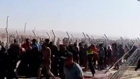 כאוס ברצועה: אלפי עזתים פרצו למתחם חלוקת הסיוע החדש