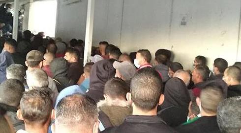 פועלים פלסטינים מחכים שעות במחסום: "מעכבים סתם"