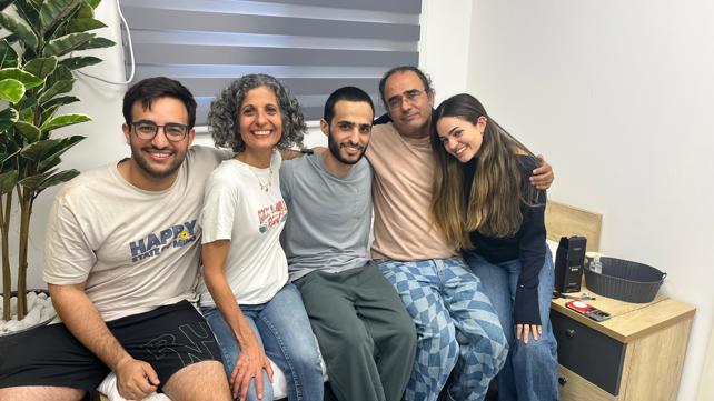 נמרוד כהן לצד בני משפחתו