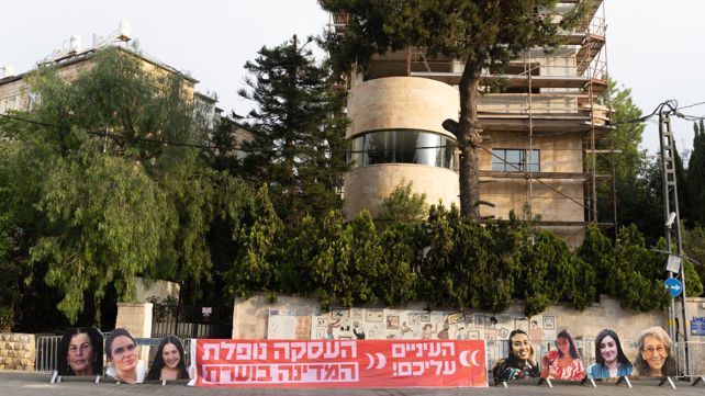 תמונות של חטופות מול מעון נתניהו בירושלים