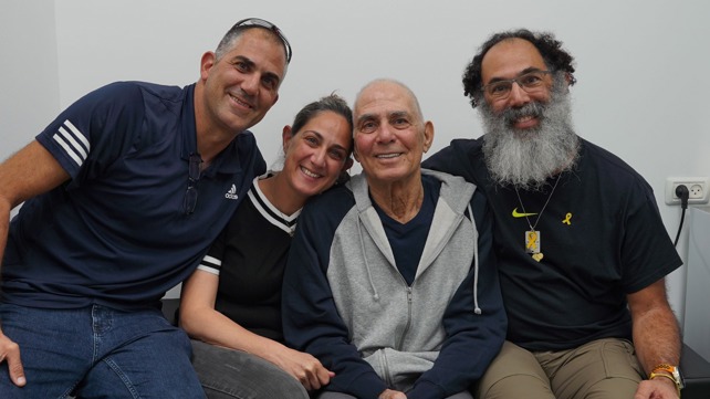 גדי מוזס עם משפחתו