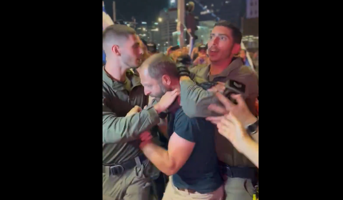מעצר צלם "הארץ" איתי רון במחאה בת"א, יוני