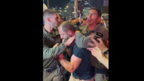מעצר צלם "הארץ" איתי רון במחאה בת"א, יוני