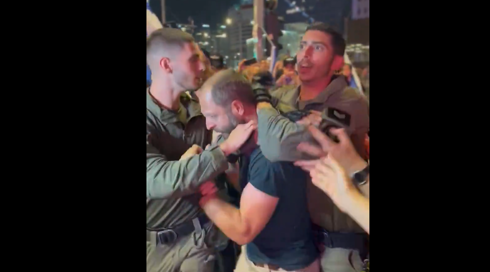 מדורות בהפגנה בת"א: 12 נעצרו - בהם צלם "הארץ", ששוחרר אחרי כשעה