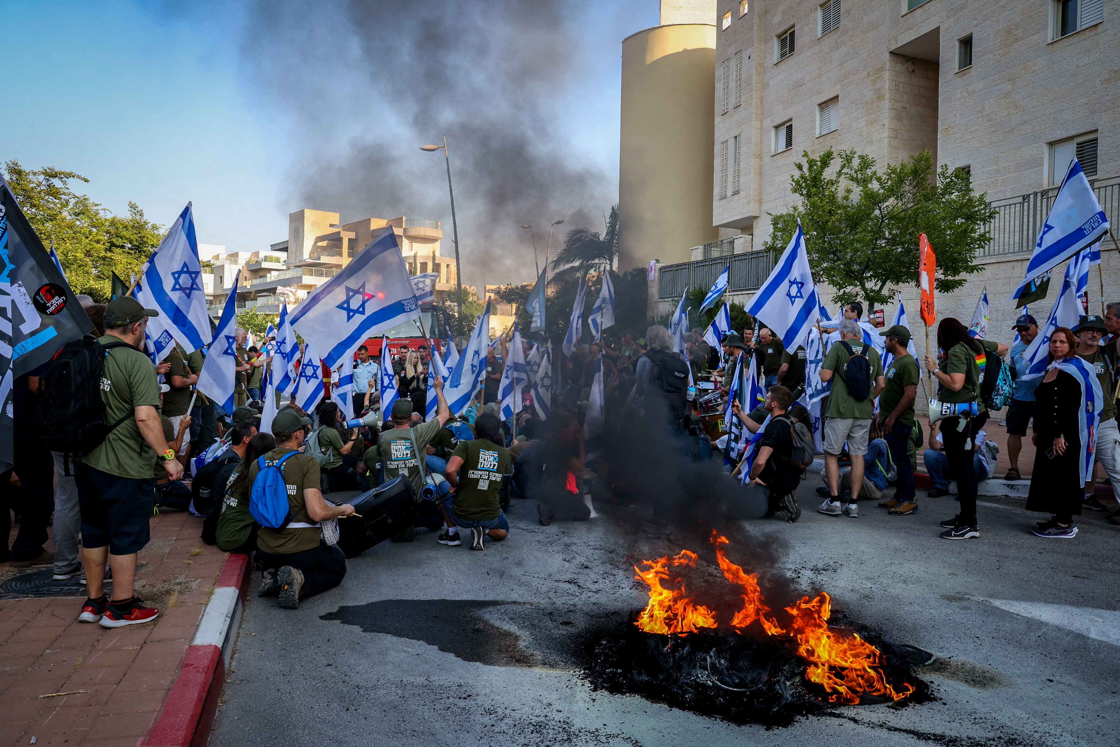מפגינים נגד הרפורמה מול הבית של יריב לוין 27.06.23