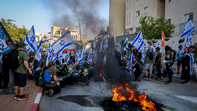 מפגינים נגד הרפורמה מול הבית של יריב לוין 27.06.23