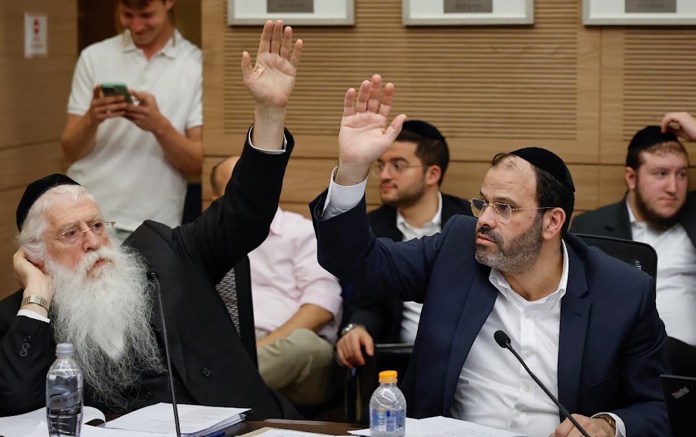 חברי הכנסת מאיר פרוש וינון אזולאי מצביעים בעד הקפאת מעצר עריקים חרדים