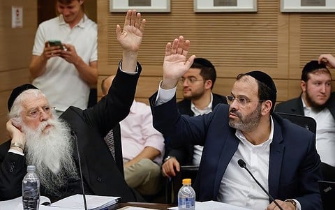 חברי הכנסת מאיר פרוש וינון אזולאי מצביעים בעד הקפאת מעצר עריקים חרדים