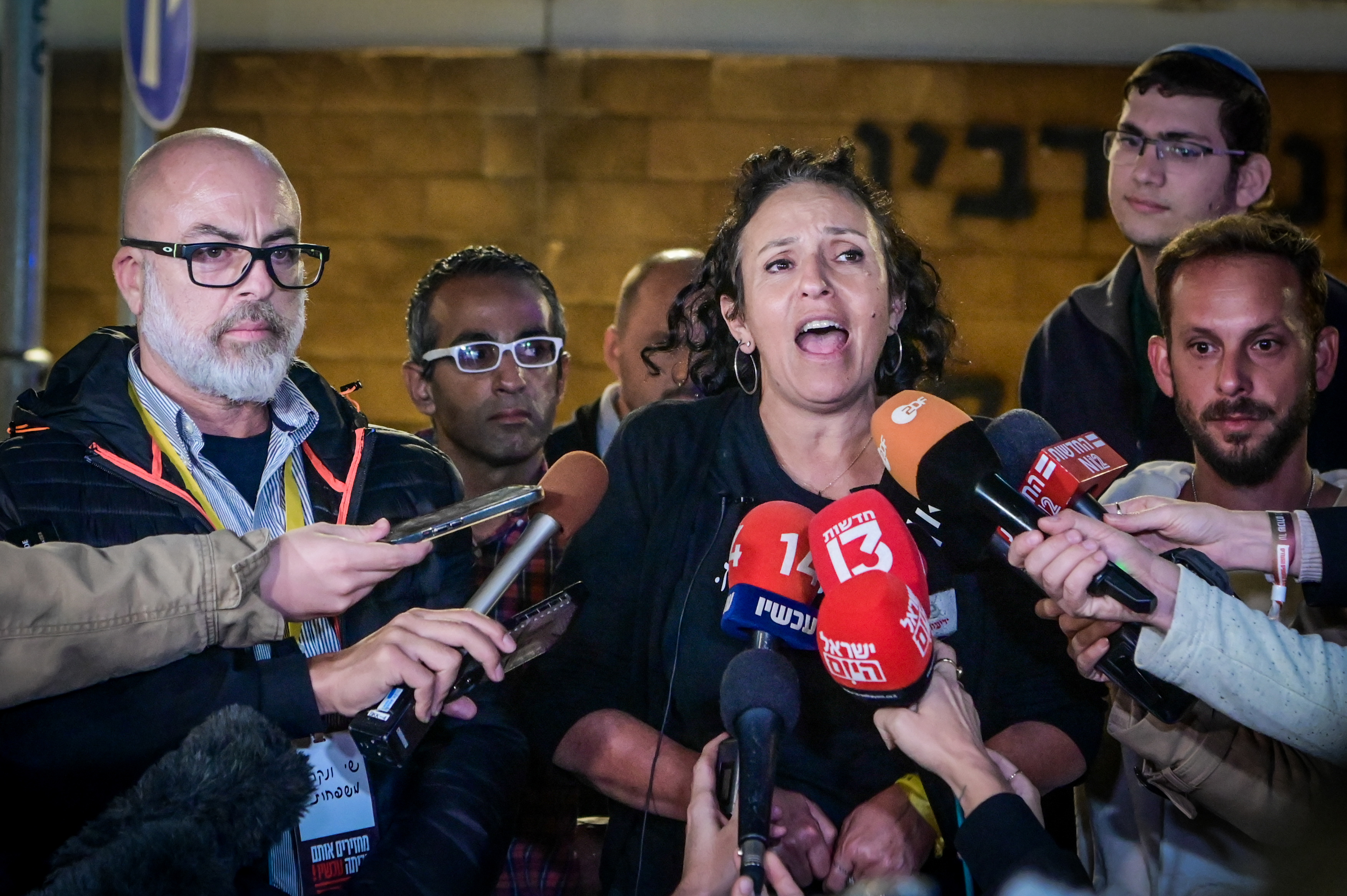 משפחות החטופים מחוץ לקרייה