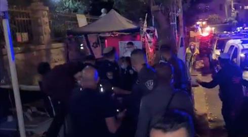 עימות בין המוחים נגד ראש הממשלה לבין שוטרים במאהל בלפור