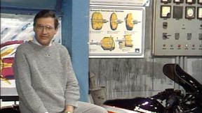 דניאל פאר באולפן לצד אופנוע. 27.2.1989