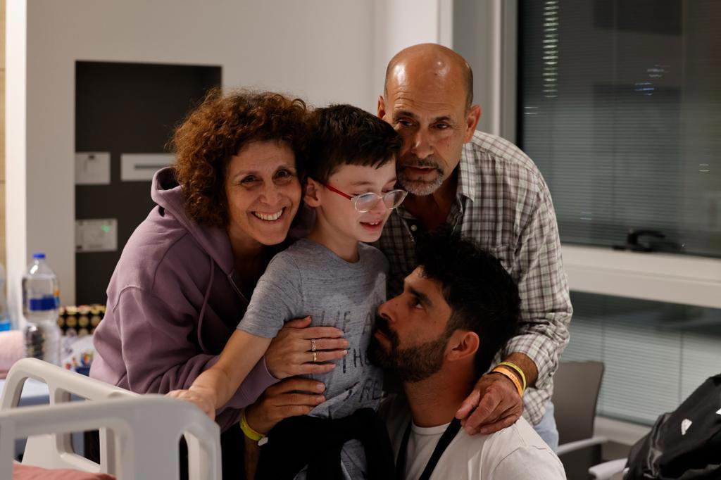  אוהד מונדר בן ה-9 יחד עם אימו קרן, אביו ואחיו בשניידר