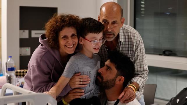  אוהד מונדר בן ה-9 יחד עם אימו קרן, אביו ואחיו בשניידר
