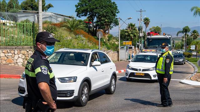 שוטרים אוכפים את הסגר באחת משכונות טבריה