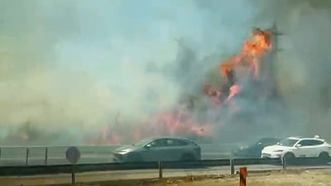שריפות ענק: כביש 6 וכביש 1 נחסמו בשעת העומס, צוותי הכיבוי השתלטו על האש