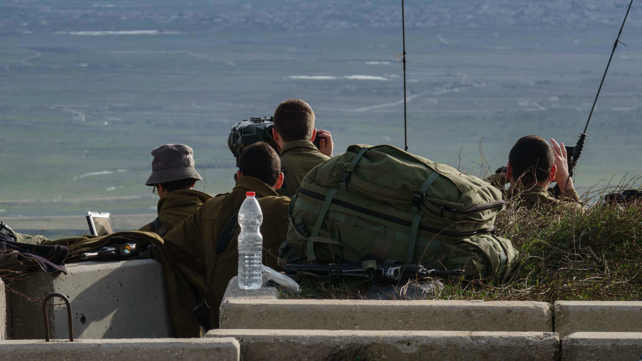 חיילים משקיפים על גבול סוריה, אתמול