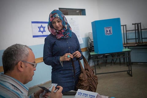 קלפי בבית צפאפא שבדרום-מזרח ירושלים, ארכיון