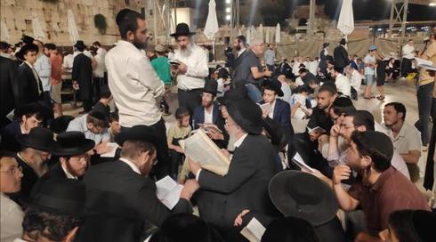 ברקע המבצע: אלפים ציינו בכותל את ט' באב