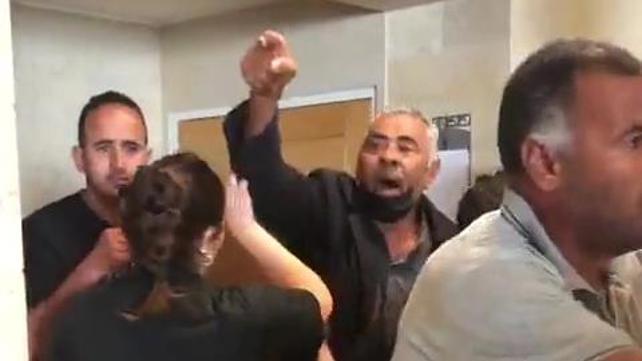 עימות בבית המשפט בבאר שבע בין אביו של המחבל לבועז קוקיא