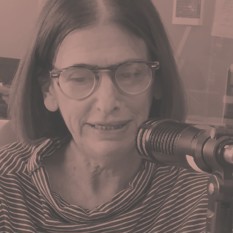 הסופרת יעל נאמן